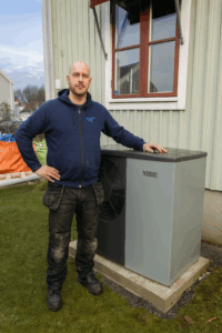 Rörmokare från Hägersten VVS som installerat en energieffektiv NIBE värmepump vid en villa.